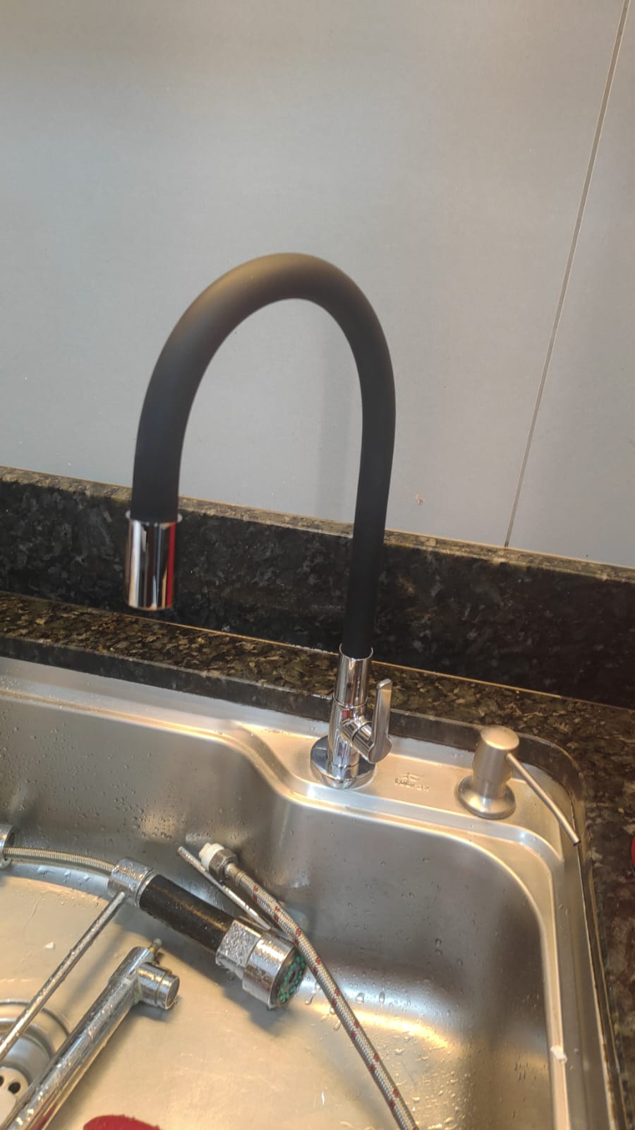 Torneira instalada por encanador em Londrina