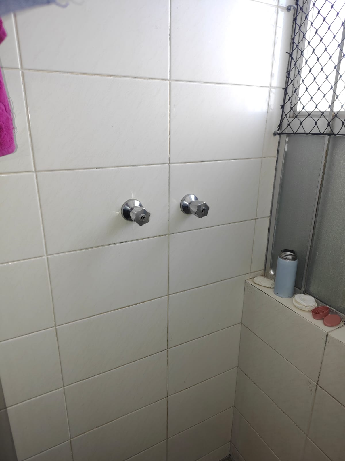 Registros hidráulicos instalados em banheiro